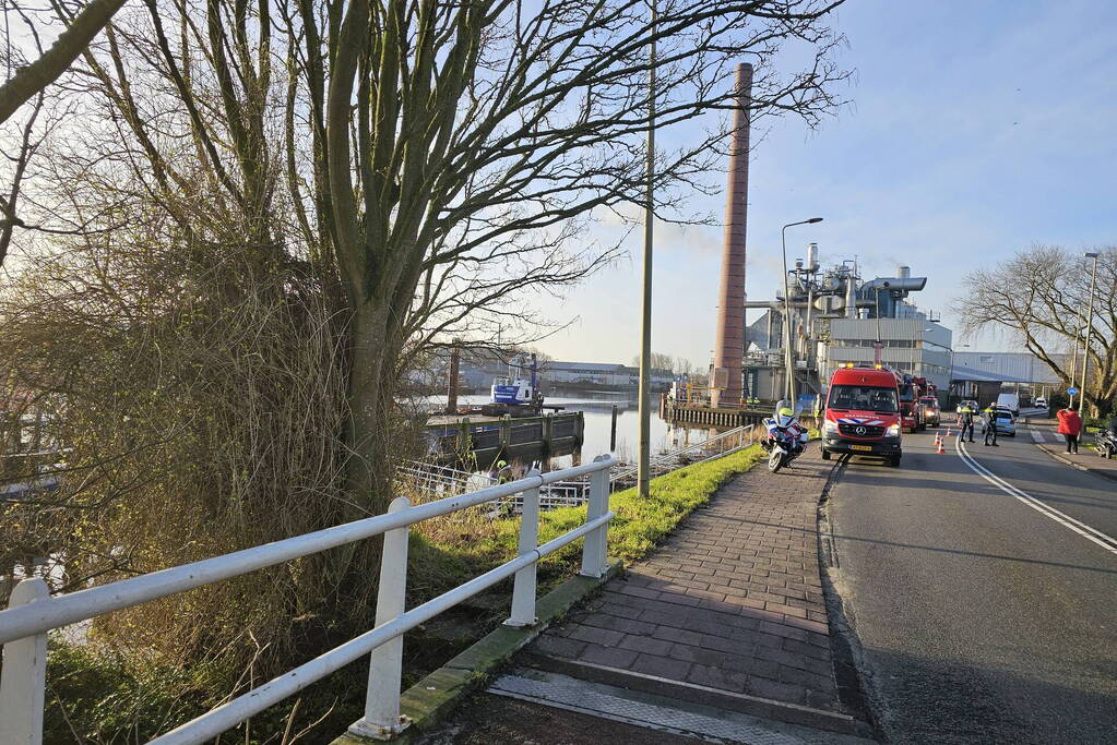 Brandweerduikers halen persoon uit water