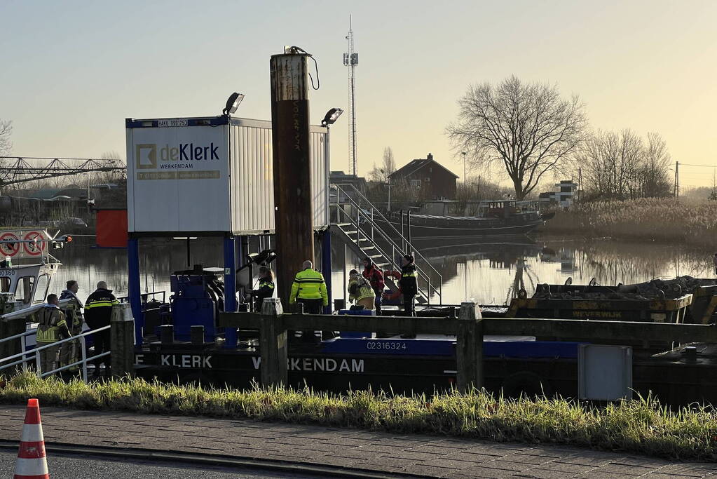 Brandweerduikers halen persoon uit water