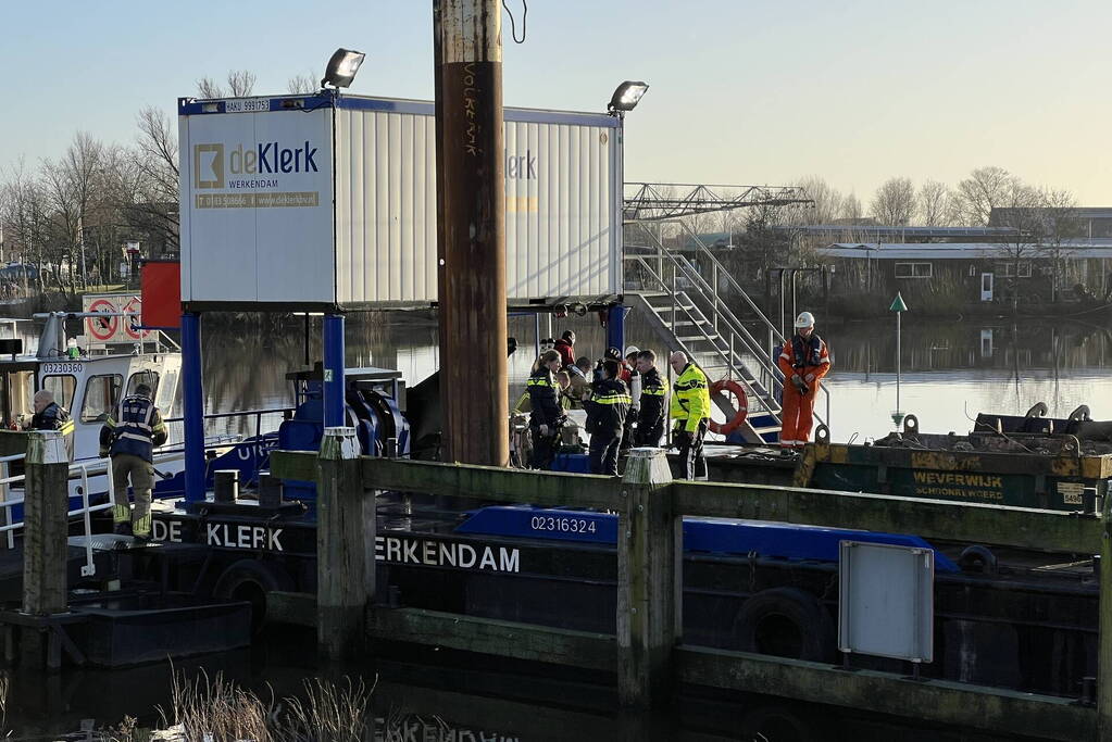 Brandweerduikers halen persoon uit water