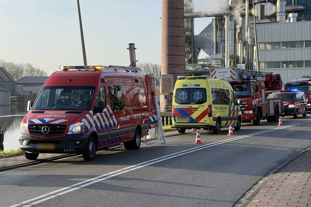 Brandweerduikers halen persoon uit water