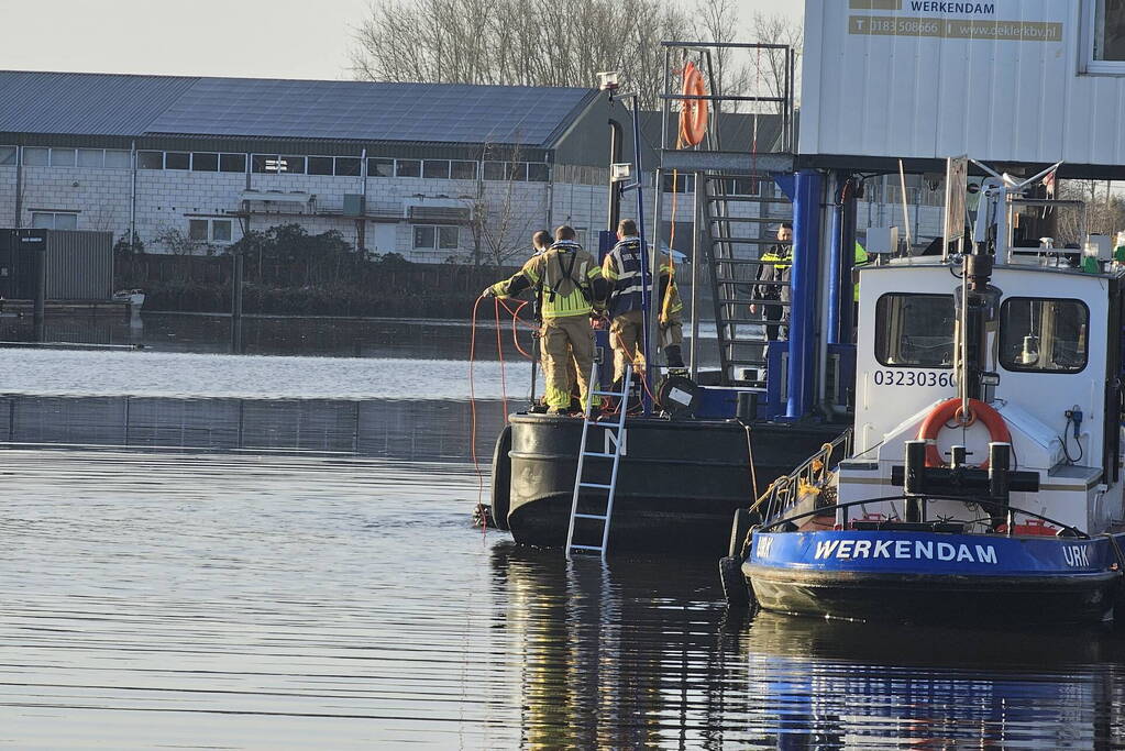 Brandweerduikers halen persoon uit water