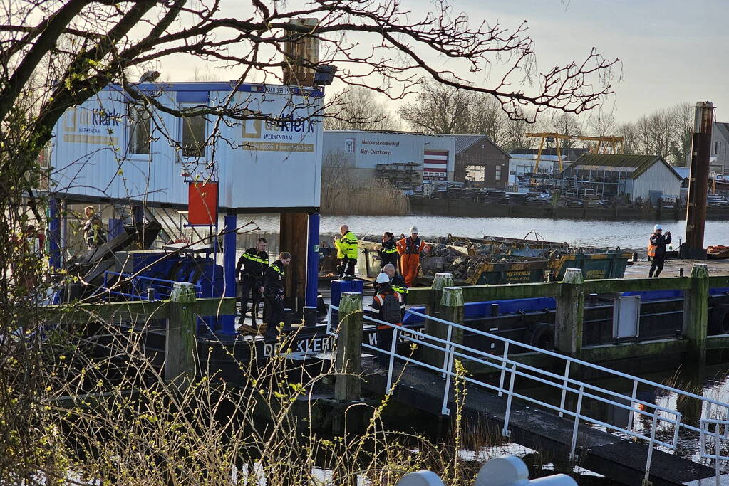 Brandweerduikers halen persoon uit water