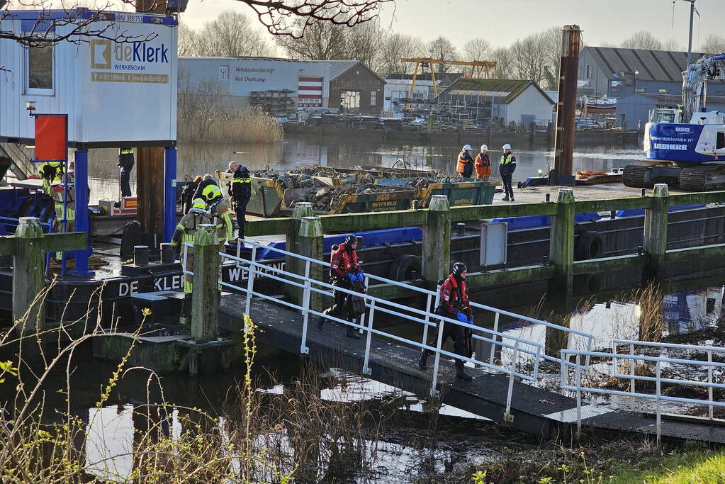 Brandweerduikers halen persoon uit water