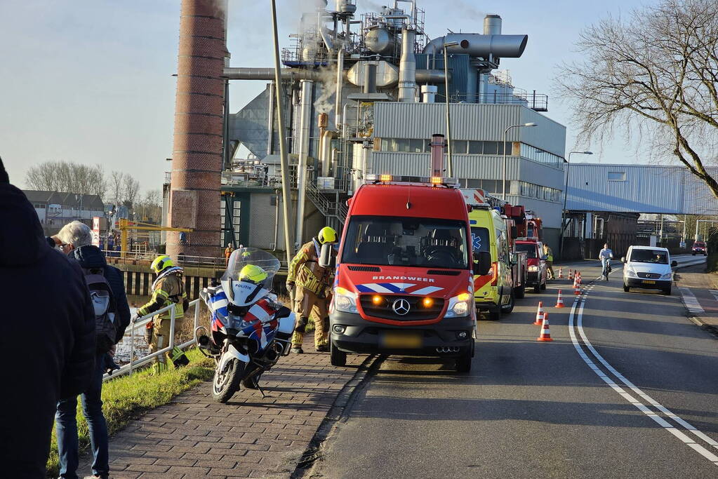 Brandweerduikers halen persoon uit water