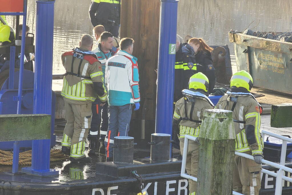 Brandweerduikers halen persoon uit water