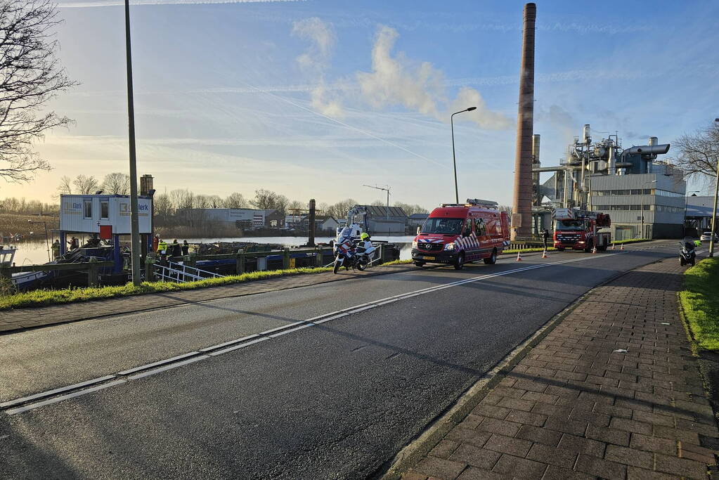 Brandweerduikers halen persoon uit water