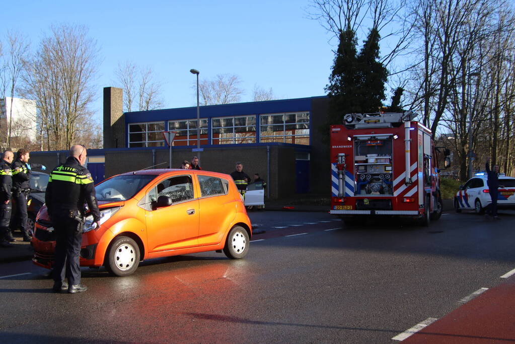 Twee personenauto's botsen op kruising