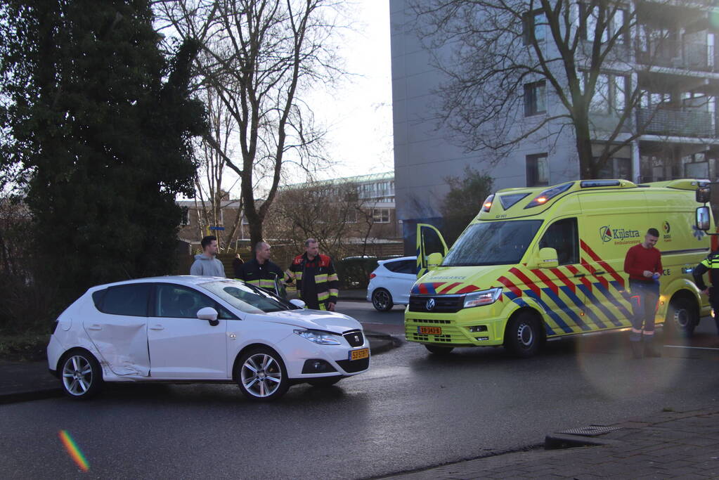 Twee personenauto's botsen op kruising