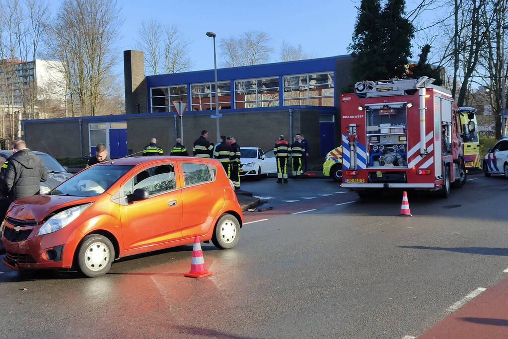 Twee personenauto's botsen op kruising