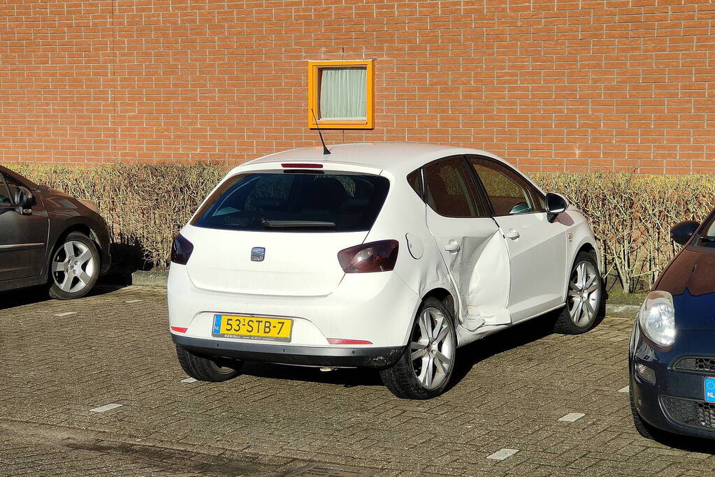 Twee personenauto's botsen op kruising