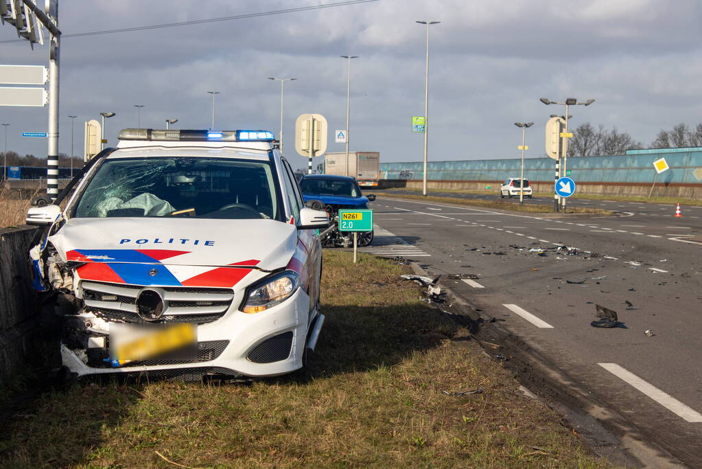 Opvallende politie auto en personenauto botsen