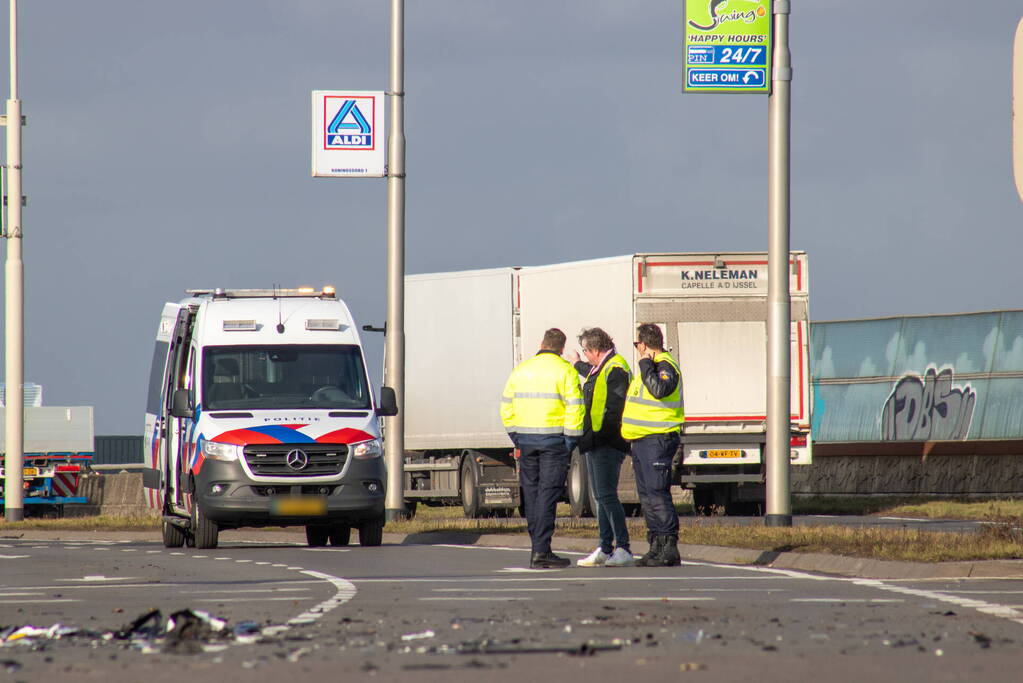 Opvallende politie auto en personenauto botsen