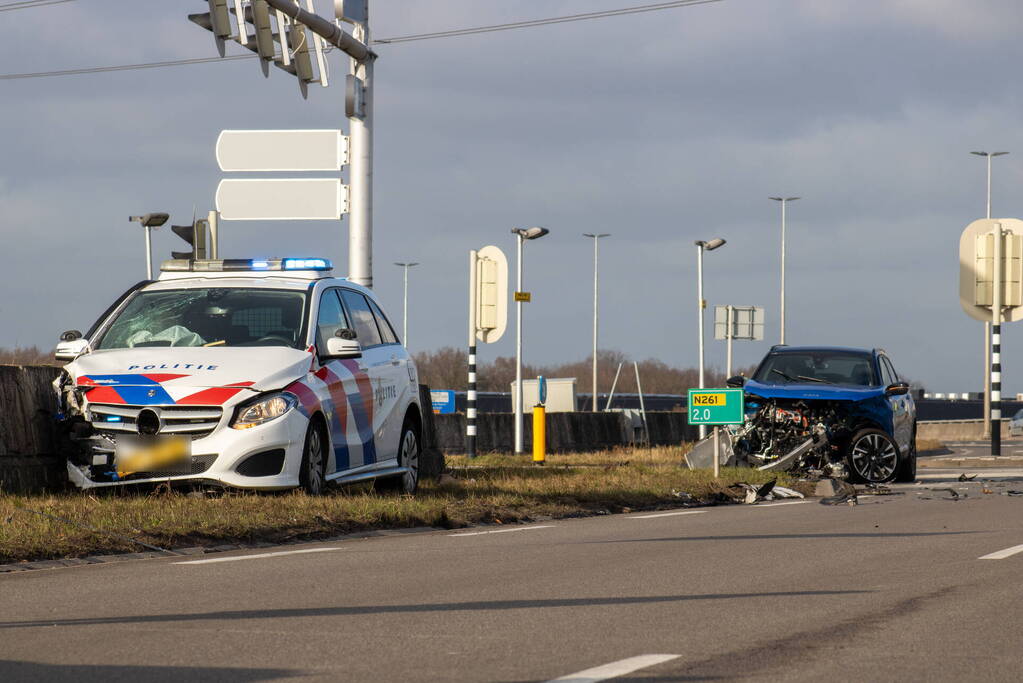 Opvallende politie auto en personenauto botsen