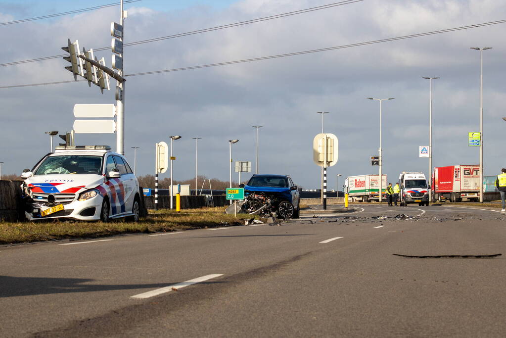 Opvallende politie auto en personenauto botsen