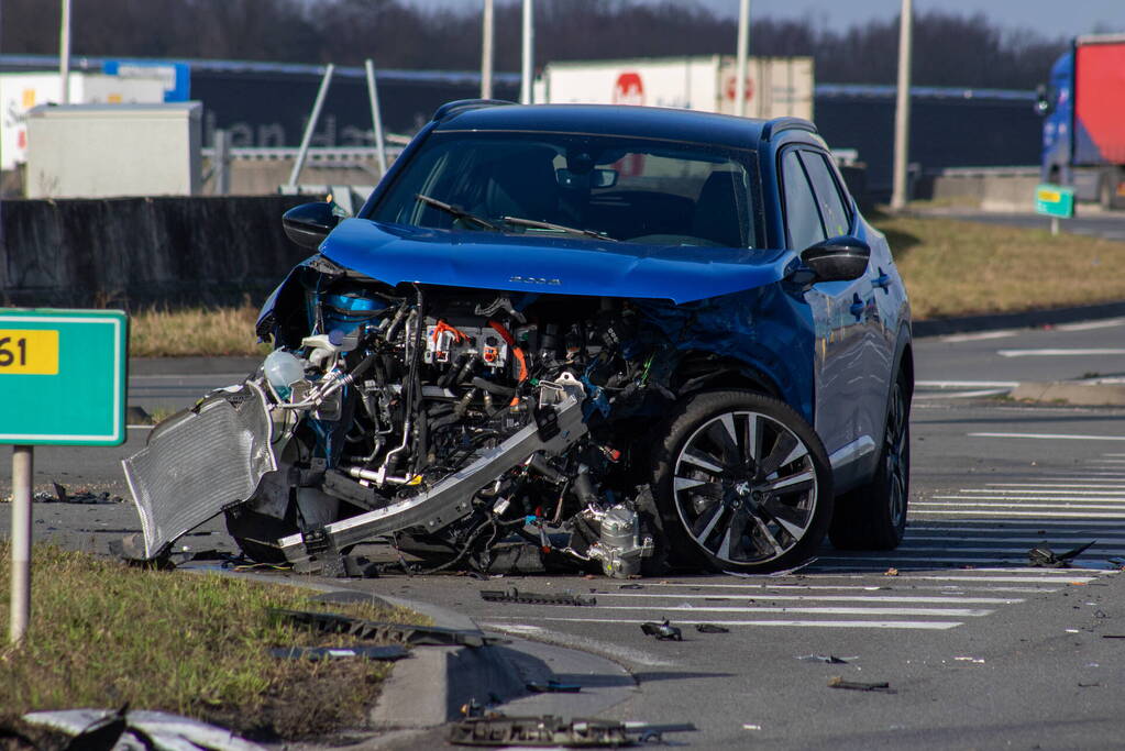 Opvallende politie auto en personenauto botsen