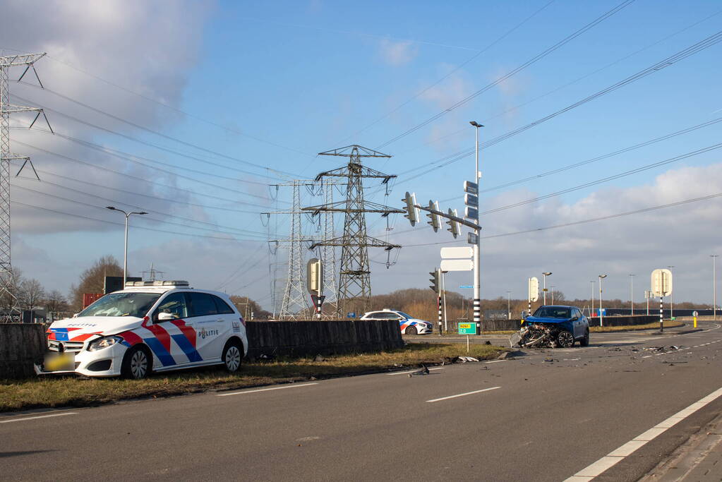 Opvallende politie auto en personenauto botsen