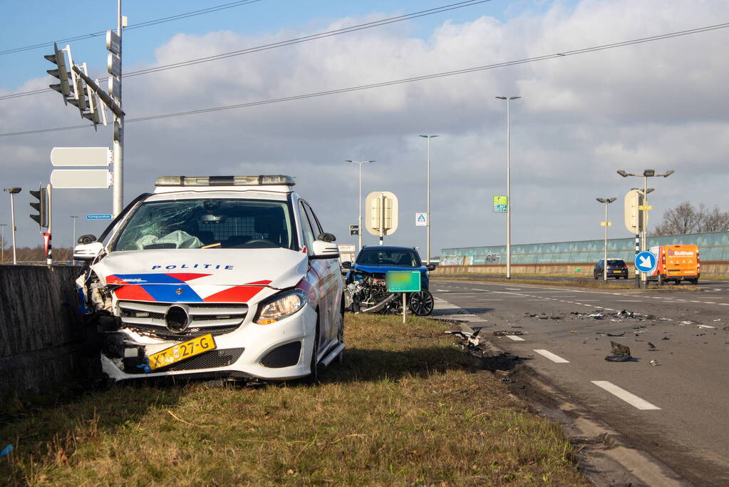 Opvallende politie auto en personenauto botsen