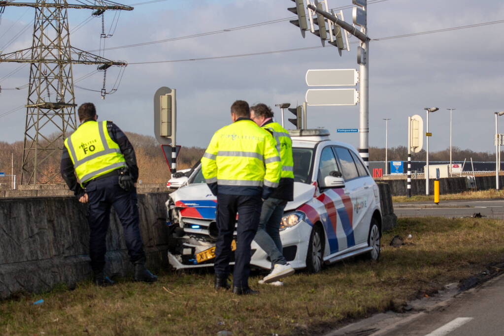 Opvallende politie auto en personenauto botsen