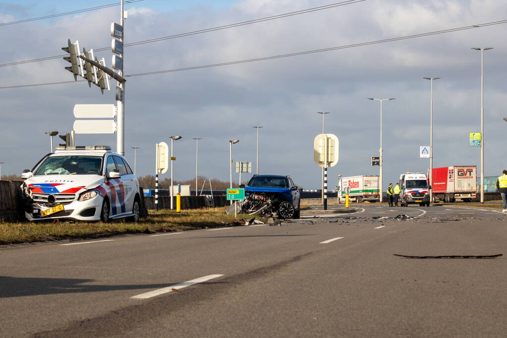 Opvallende politie auto en personenauto botsen