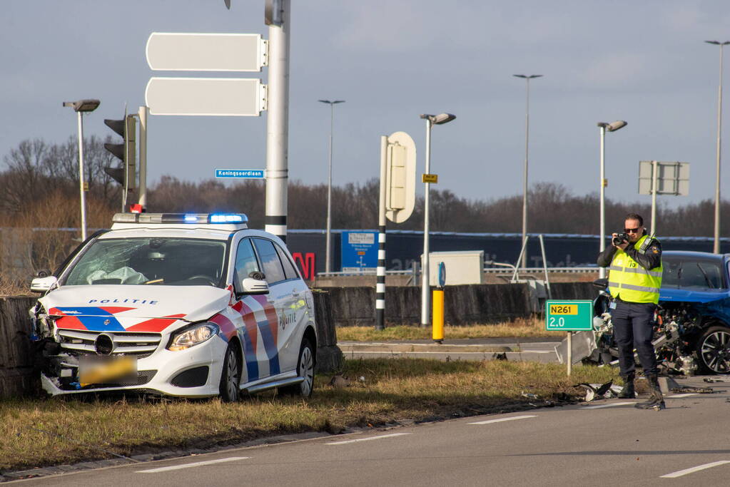 Opvallende politie auto en personenauto botsen