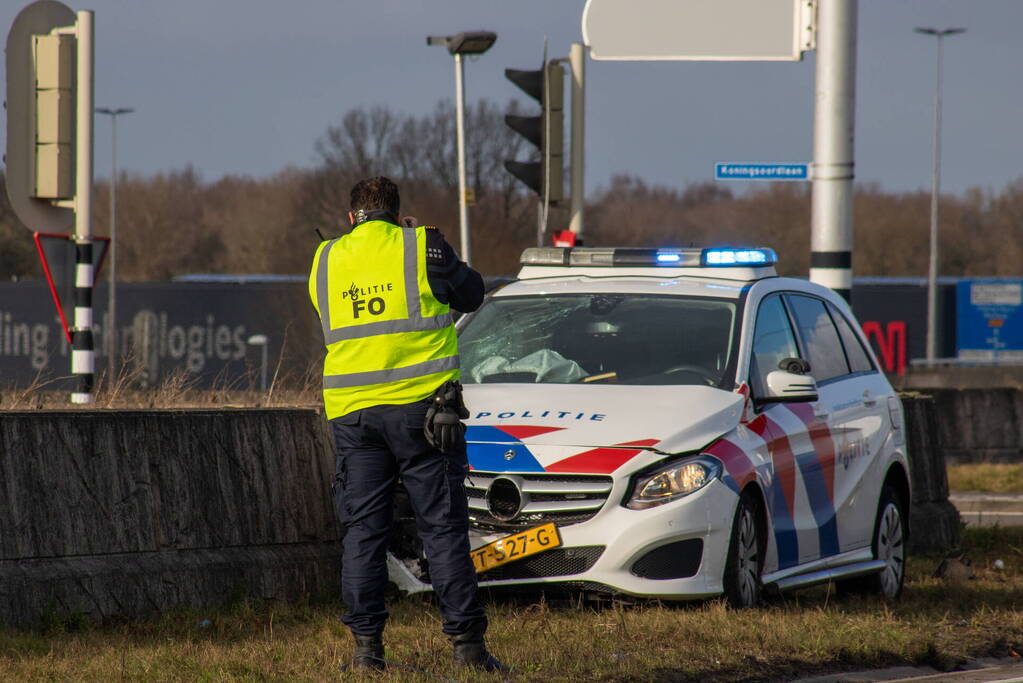 Opvallende politie auto en personenauto botsen