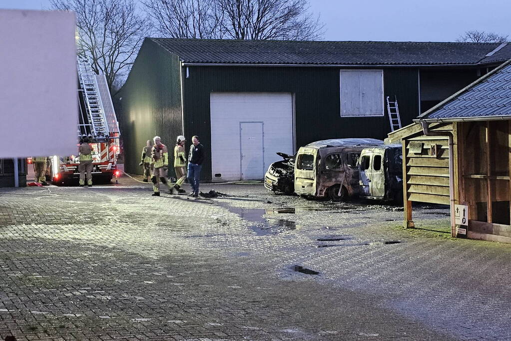 Meerdere voertuigen door brand verwoest