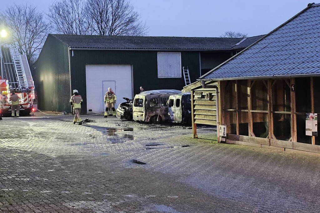 Meerdere voertuigen door brand verwoest