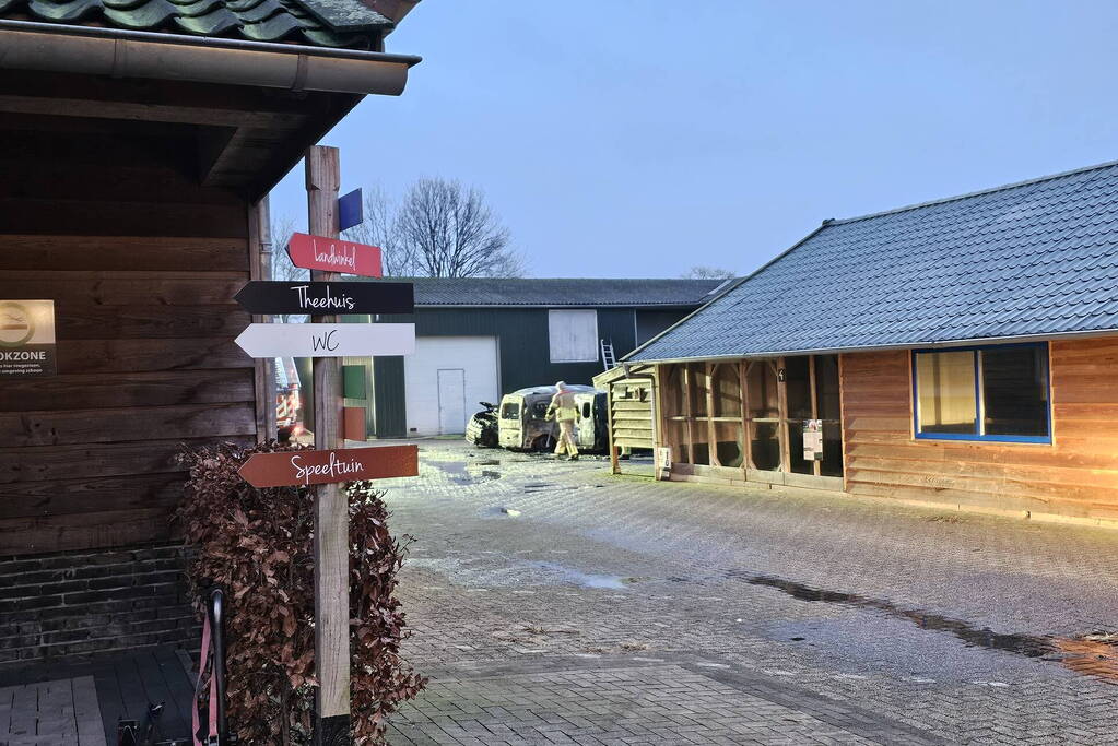 Meerdere voertuigen door brand verwoest