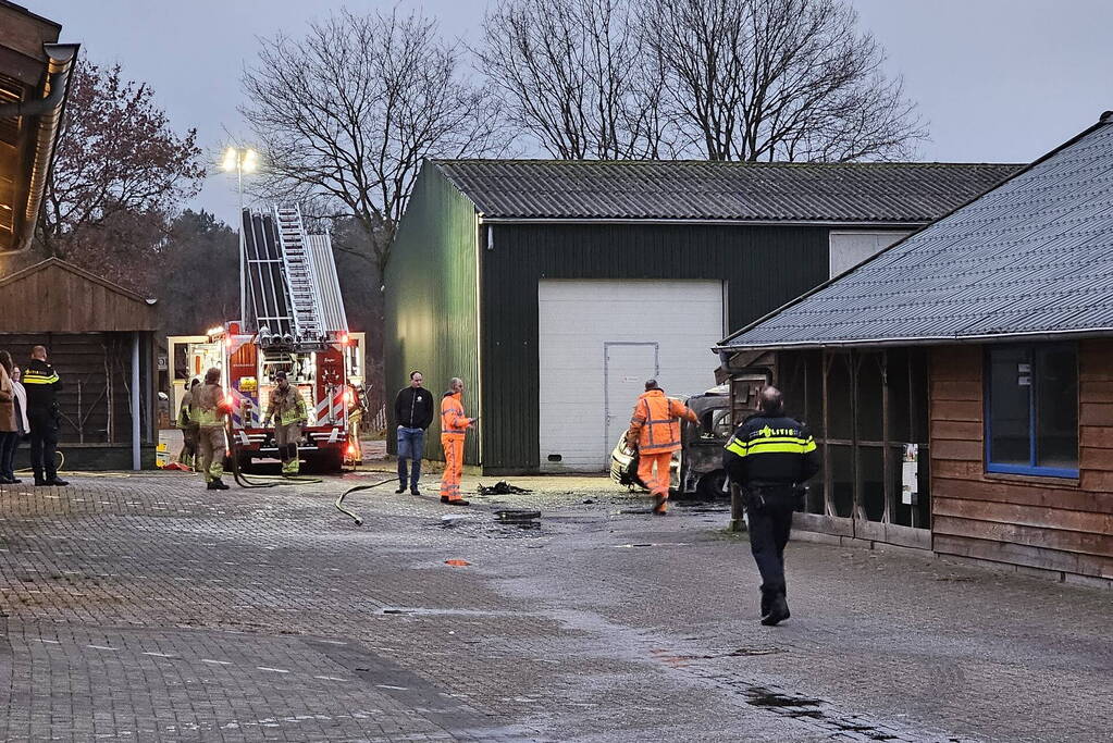 Meerdere voertuigen door brand verwoest