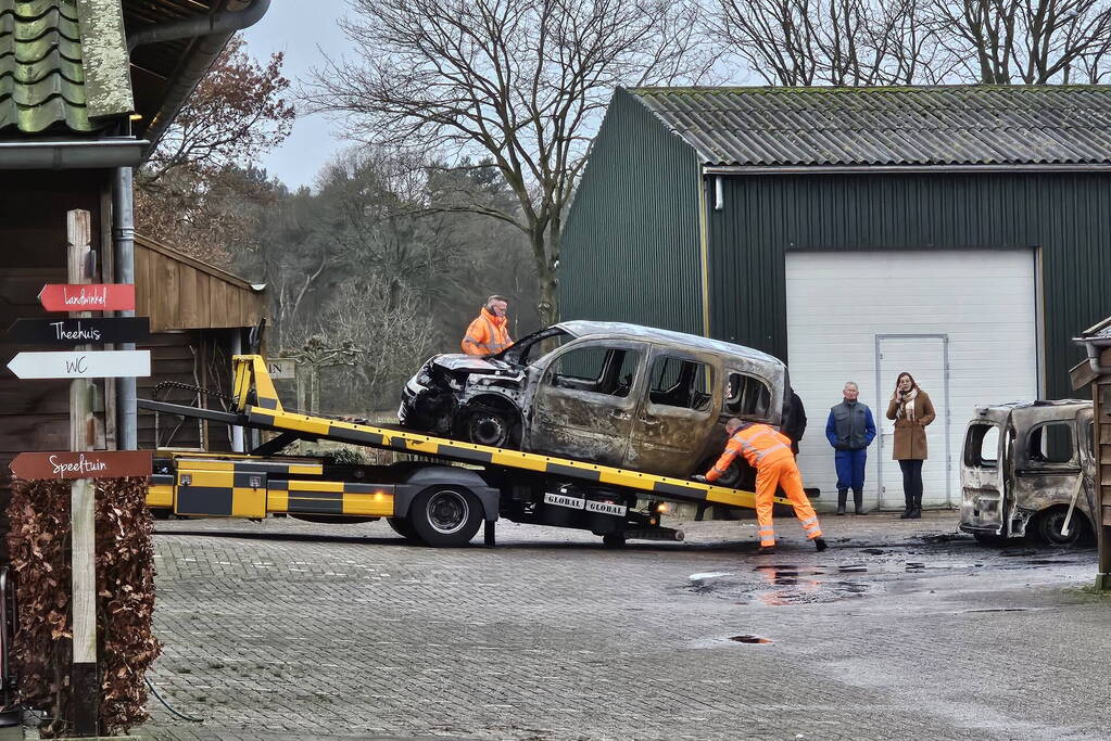 Meerdere voertuigen door brand verwoest