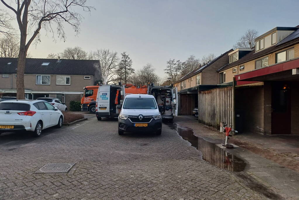 Flink gat in de weg na waterleidingbreuk