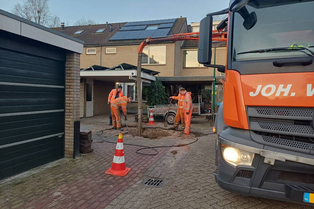 Flink gat in de weg na waterleidingbreuk