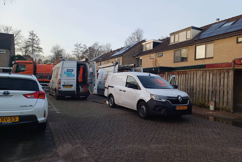 Flink gat in de weg na waterleidingbreuk