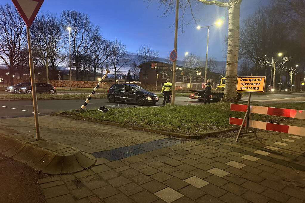 Auto knalt op verkeerslichten en slaat over de kop