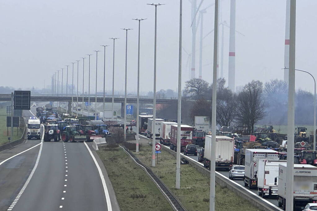 Lange file door boerenprotest in België