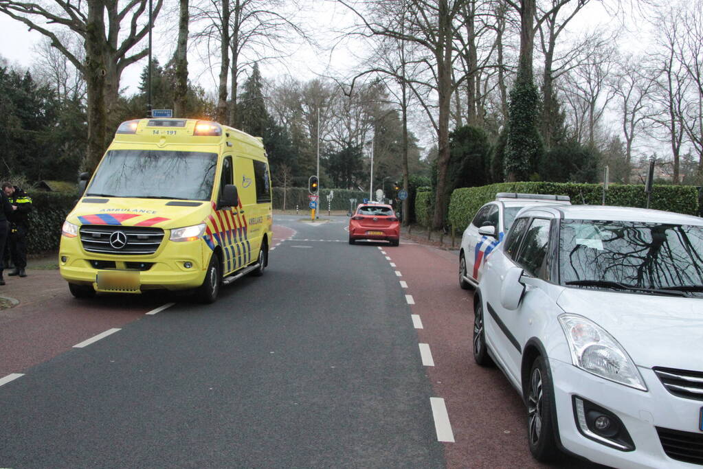 Fietser gaat onderuit na botsing met autospiegel