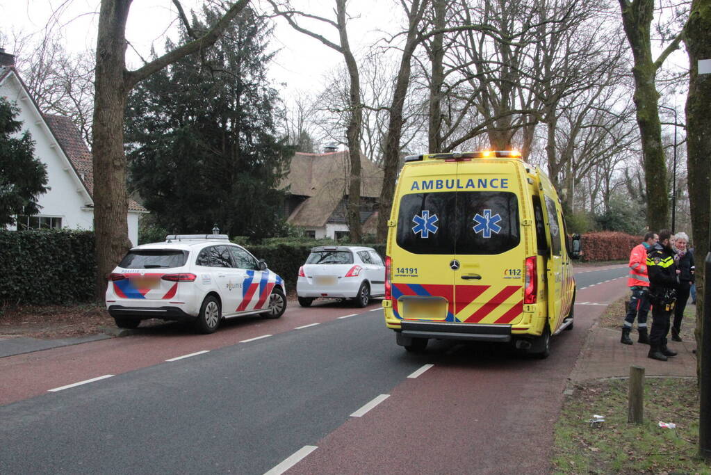 Fietser gaat onderuit na botsing met autospiegel