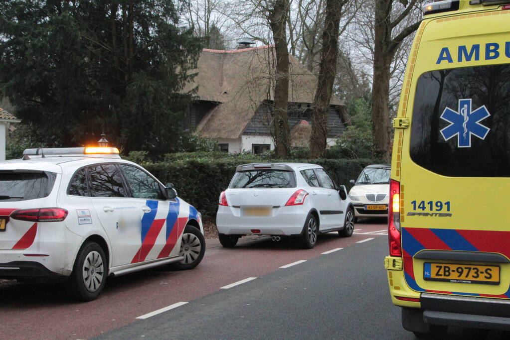 Fietser gaat onderuit na botsing met autospiegel