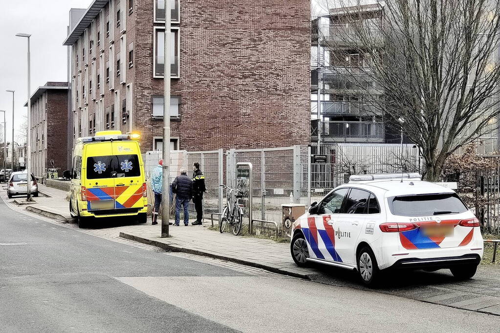 Fietser gewond bij botsing met personenauto tijdens inhaalactie