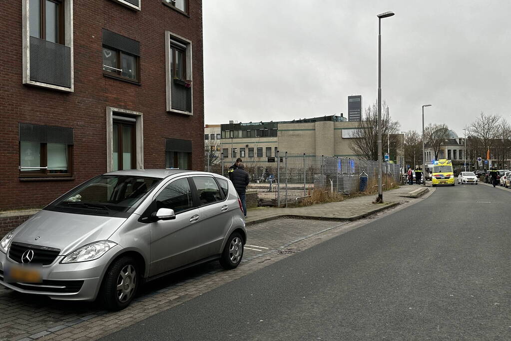 Fietser gewond bij botsing met personenauto tijdens inhaalactie