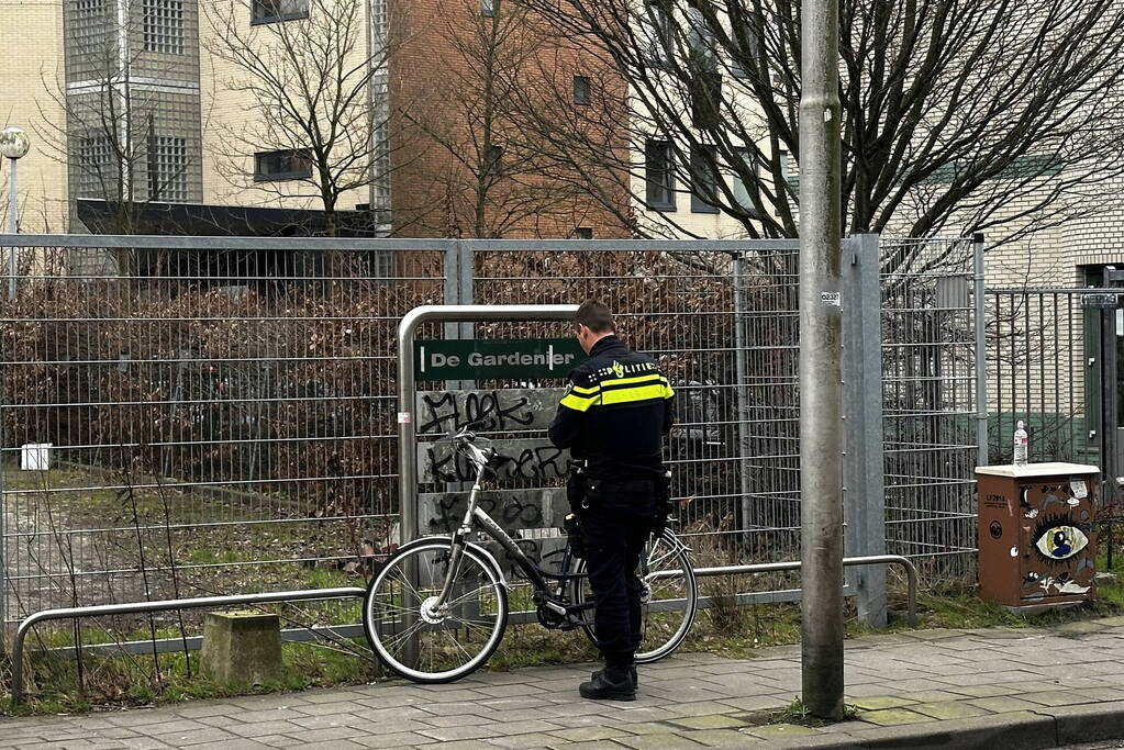 Fietser gewond bij botsing met personenauto tijdens inhaalactie