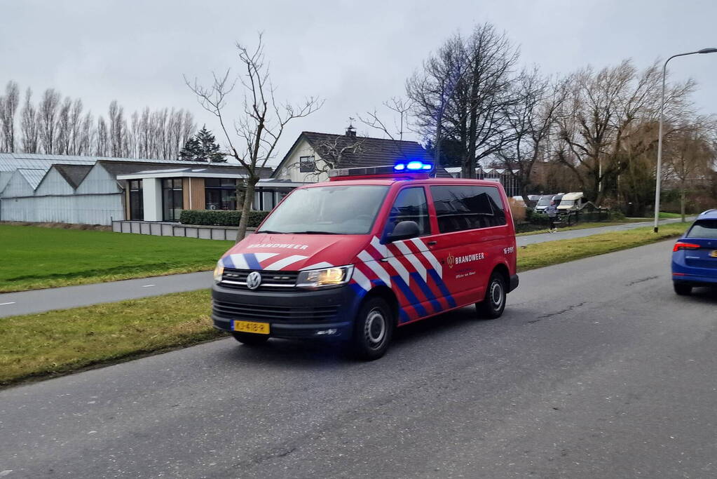 Brandweerlieden doen onderzoek naar gaslucht