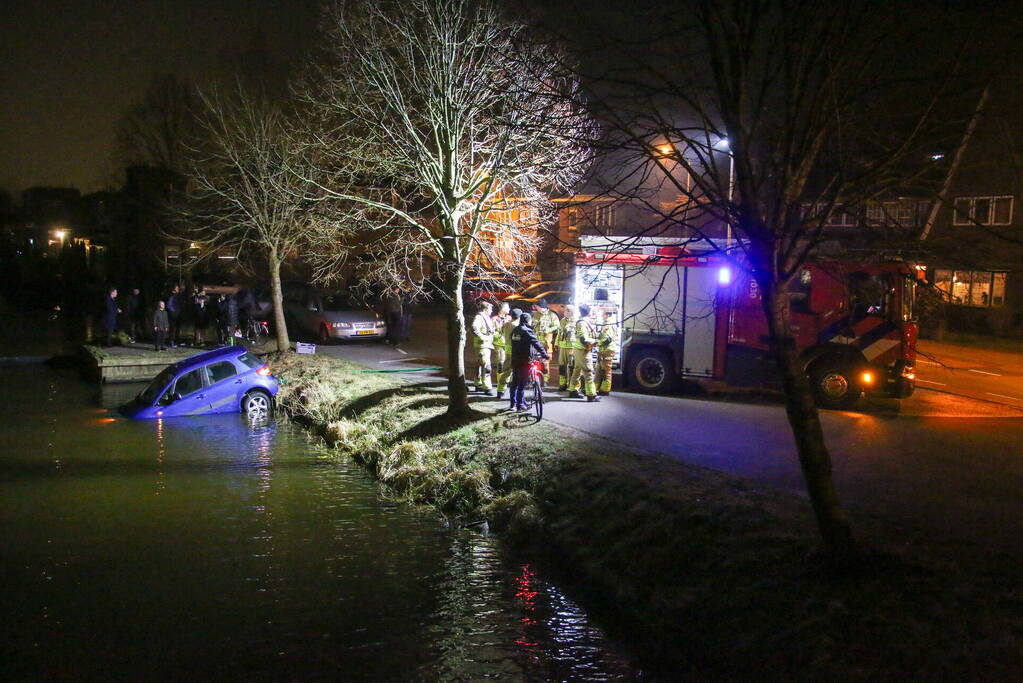 Auto belandt in water