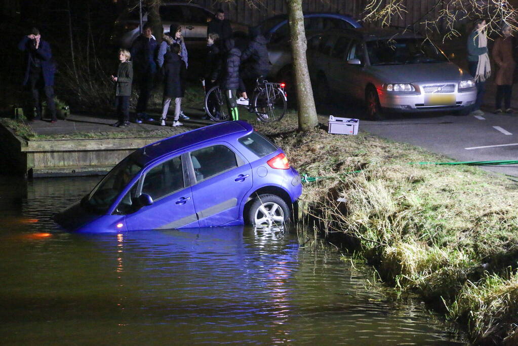 Auto belandt in water