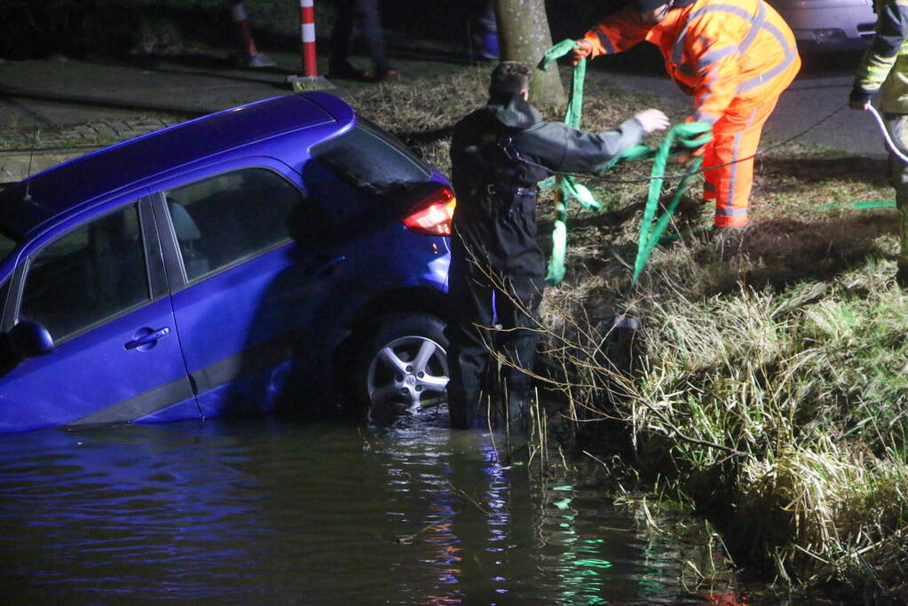 Auto belandt in water