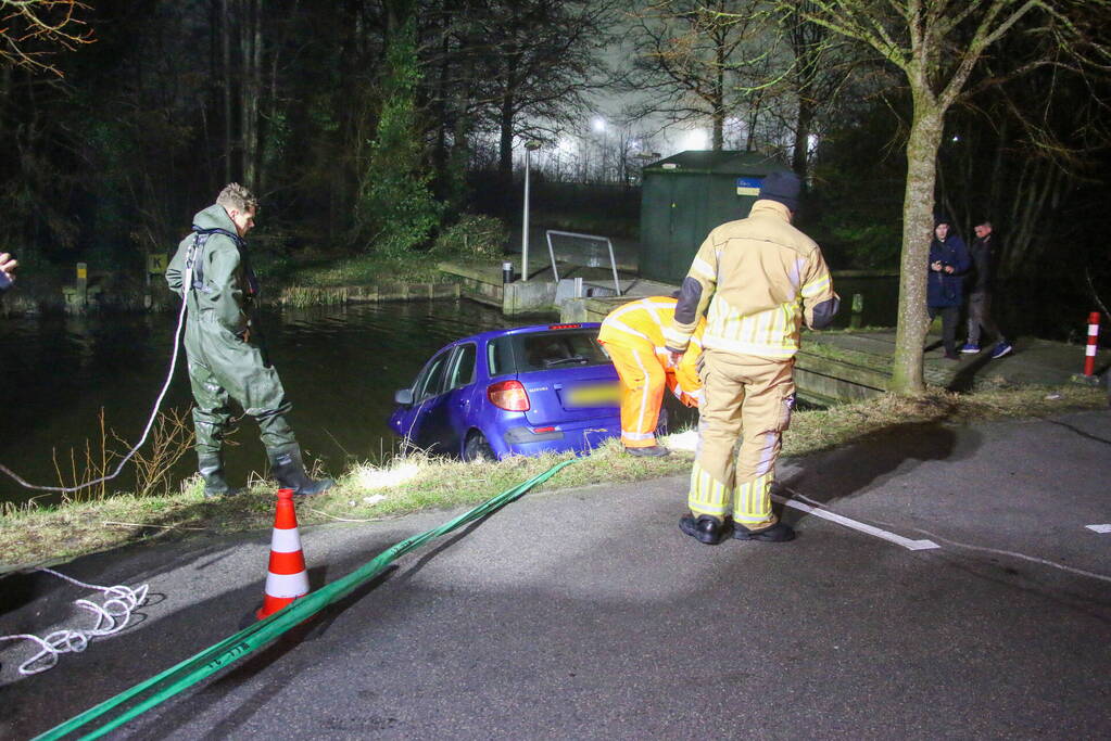 Auto belandt in water