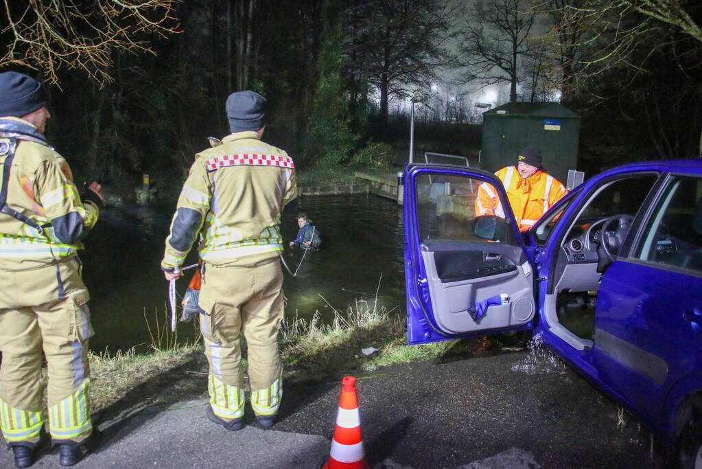 Auto belandt in water