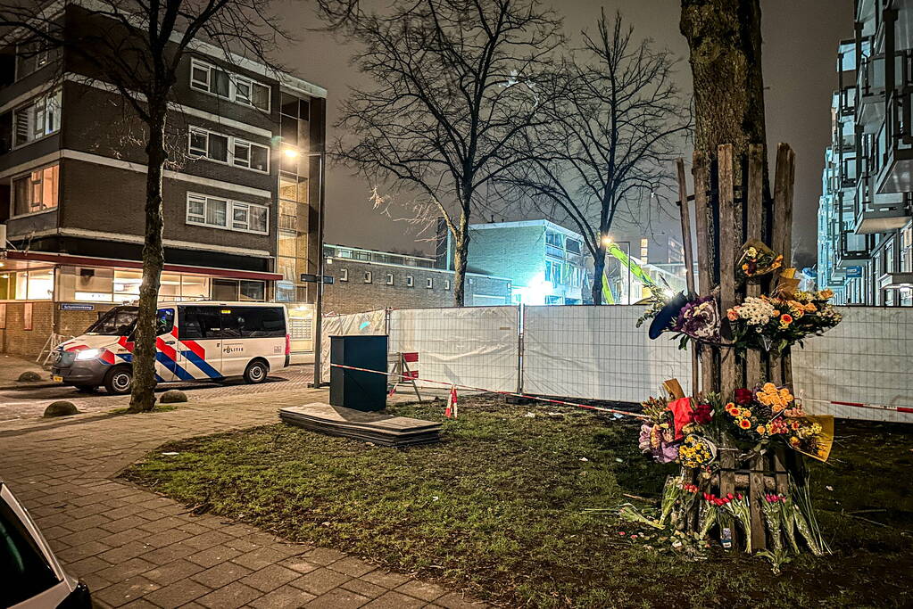 Eerste bloemen neergelegd bij rampplek