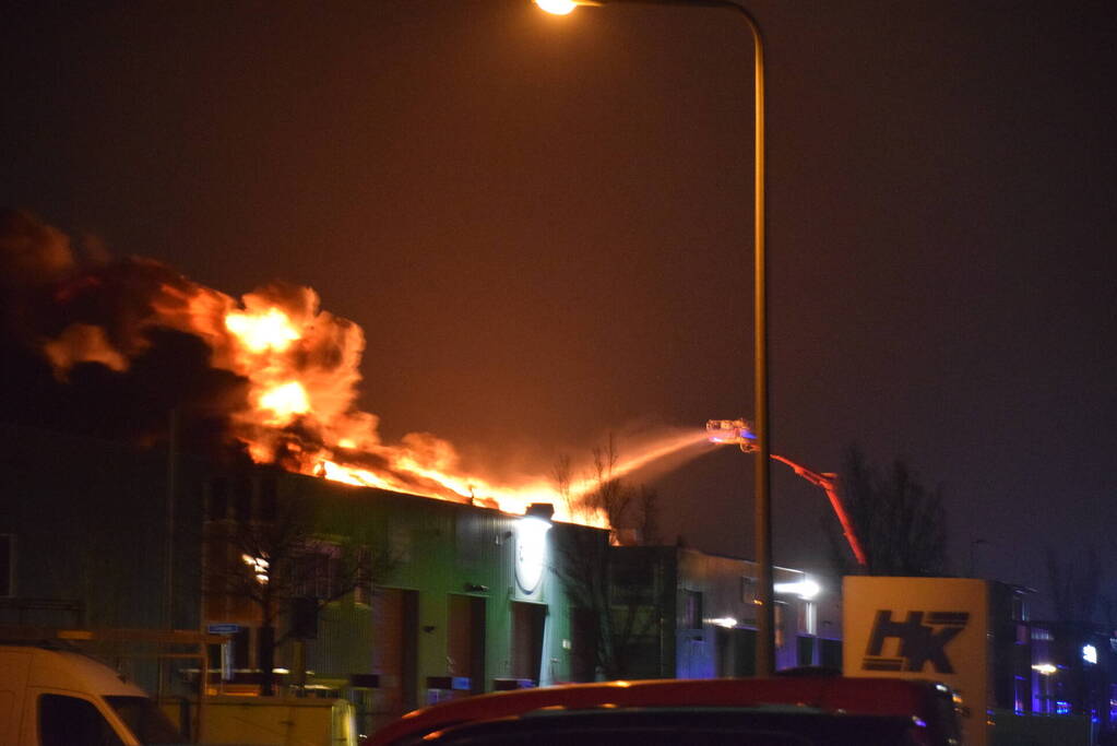 Zeer grote brand in bedrijfspand