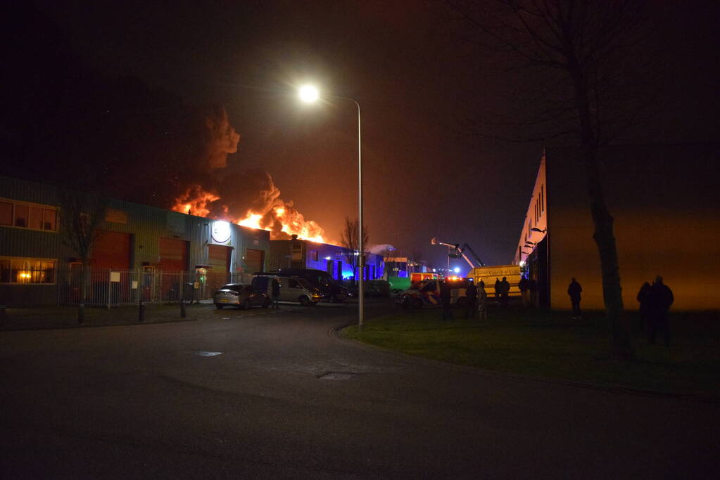 Zeer grote brand in bedrijfspand